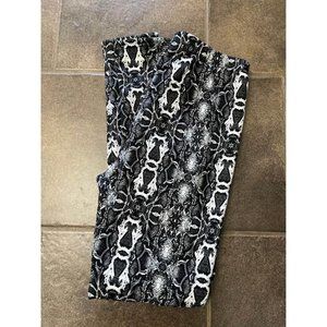 ❌❌SOLD❌❌ Just Cozy leggings faux fur snakeskin print black white size large